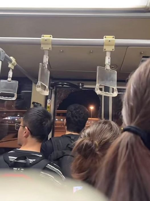 乘客晕倒后有人砸窗自救；西宁曹家堡机场：正介入调查AG真人平台机场摆渡车挤满人疑没开空调闷热难耐女(图3)